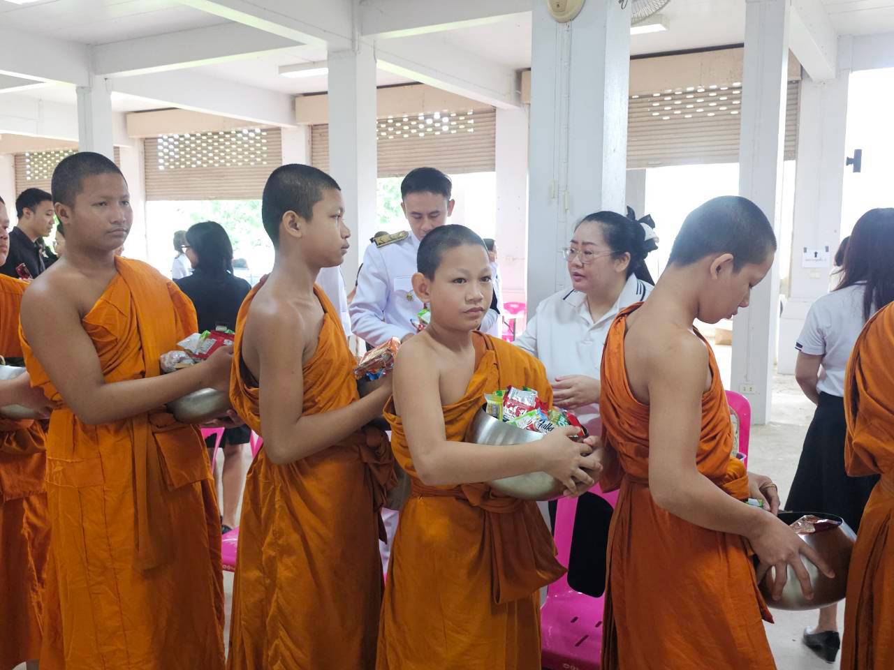 title - ส.ป.ก.แพร่ ร่วมพิธีทำบุญตักบาตรถวายพระราชกุศลและวางพวงมาลา  เนื่องในวันนวมินทรมหาราช 13 ตุลาคม 2569